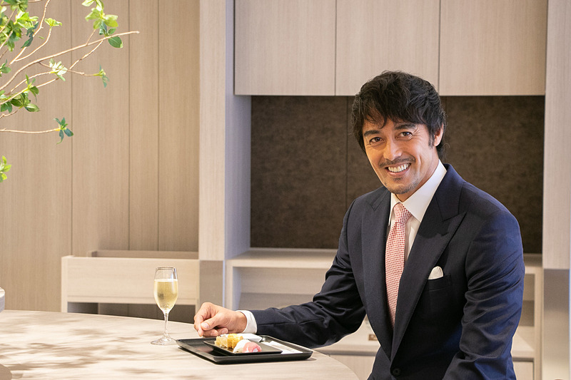 内覧会に登場した阿部寛さん