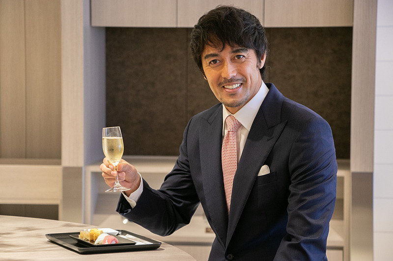 「食事が好きでね、機内でも美味しい料理が出るんですけど、ラウンジでお腹いっぱい食べてしまうんです」と阿部寛さん