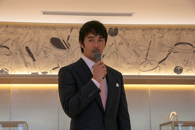 内覧会に登場し、司会からの質問に答える阿部寛さん