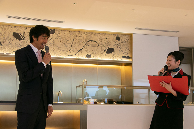 内覧会に登場し、司会からの質問に答える阿部寛さん