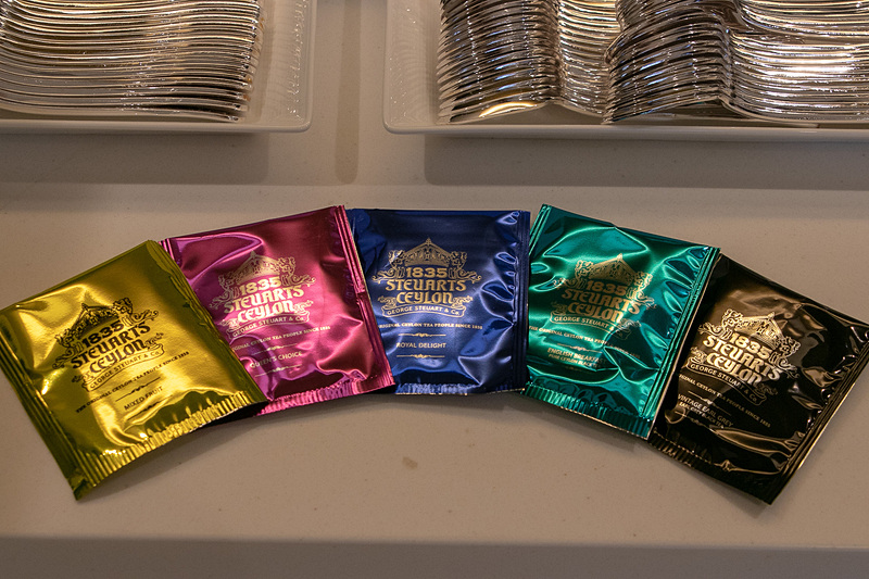 コカ・コーラやジュース類などを選べる日本コカ・コーラのディスペンサー、コーヒーマシン、アルコールなどのドリンク類、Soup Stock Tokyoの「オマールエビのビスク」、メゾンカイザーの「クロワッサン・バケット」などが楽しめる。ビールサーバーは「キリン 一番搾り プレミアム」と「アサヒ スーパードライ ドライプレミアム」の2種を用意する