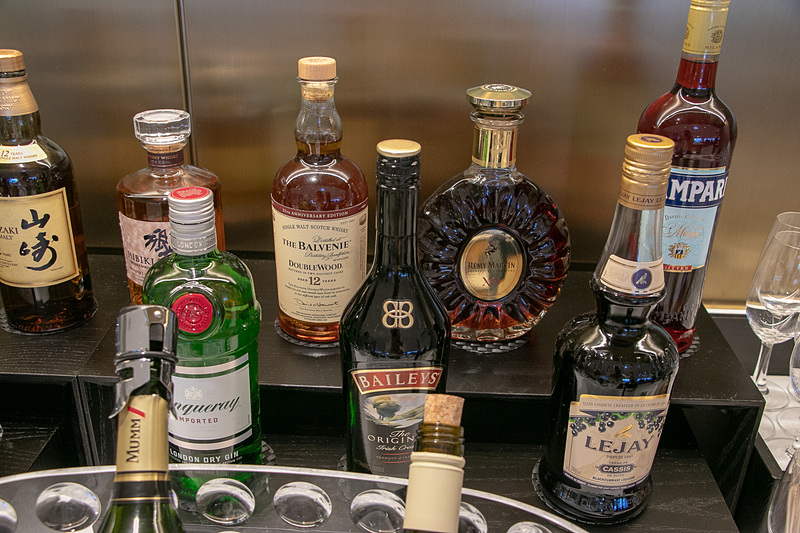 コカ・コーラやジュース類などを選べる日本コカ・コーラのディスペンサー、コーヒーマシン、アルコールなどのドリンク類、Soup Stock Tokyoの「オマールエビのビスク」、メゾンカイザーの「クロワッサン・バケット」などが楽しめる。ビールサーバーは「キリン 一番搾り プレミアム」と「アサヒ スーパードライ ドライプレミアム」の2種を用意する