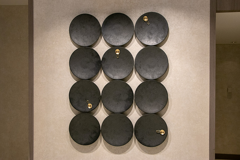 「モダンジャパニーズ」がデザインコンセプト。廊下には空気の動きでゆらゆらと動く竹とんぼの羽根のようなアイテムをあしらった、シャンデリアのようなアートを設置している