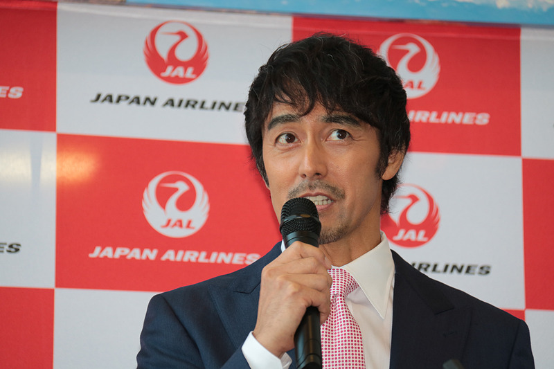JALは成田国際空港～米シアトル・タコマ国際空港線を就航。記念セレモニーでは俳優の阿部寛さんが登場した