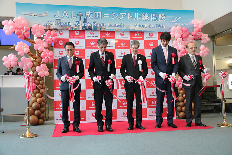 赤坂社長や阿部寛さんらによるテープカット