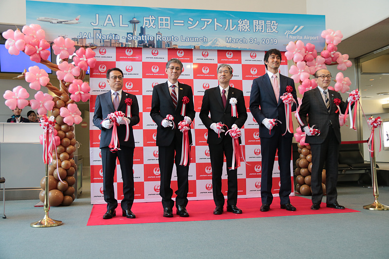 赤坂社長や阿部寛さんらによるテープカット