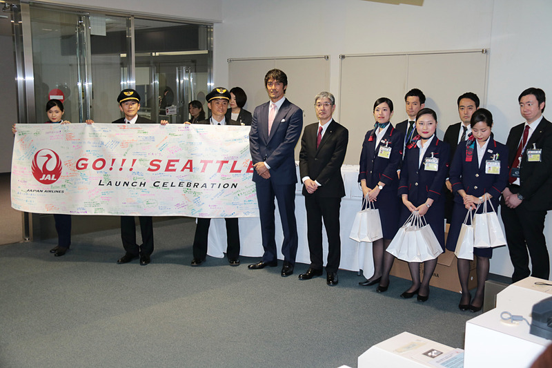 赤坂社長やJALスタッフに加え、阿部寛さんが一緒に搭乗口に立ち、乗客からも歓声が上がっていた