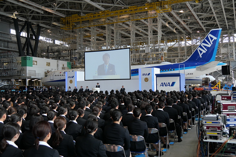 片野坂氏の講話を真剣なまなざしで聞く新入社員