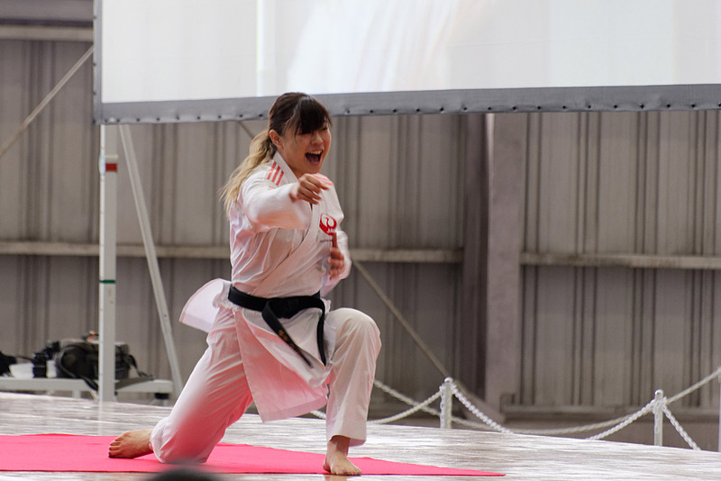 得意としている中段突きを披露した