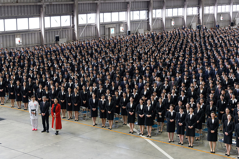 入社式典の最後には記念撮影を行ない、赤坂氏、浅田さん、植草選手の3名と、新入社員1900名以上が、それぞれの目標をしたためた折り紙ヒコーキを飛ばした