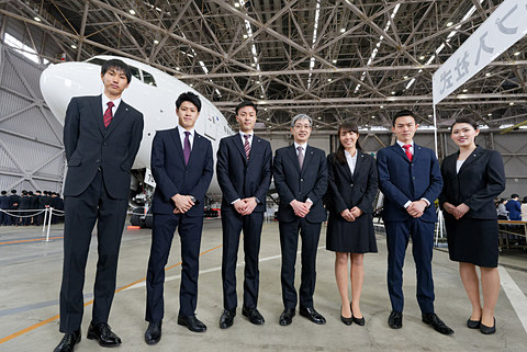 Jalグループ2019年度入社式 浅田真央さんらが新元号を背に新入社員を激励 空手代表の植草選手が型をレクチャー 錦織選手 長谷部選手のビデオメッセージも トラベル Watch