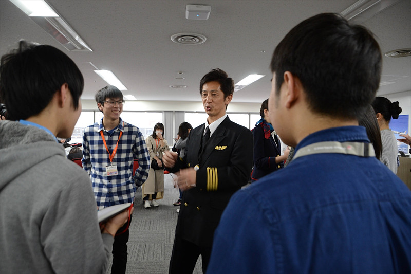 日本航空株式会社 運航訓練部地上教官グループ 機長 今森進介氏。休憩時間にもフレンドリーに子供たちの質問に応じていた