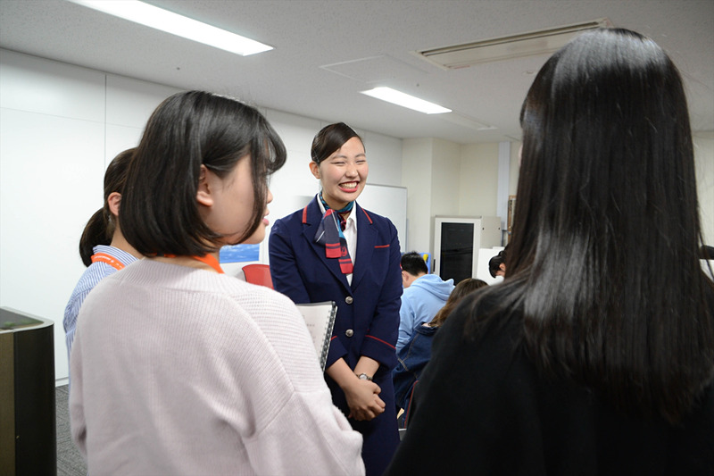 株式会社JALスカイ 羽田事業所空港オペレーション第3部国内パッセンジャーサービス 野川美瑞希氏。業務内容ごとに制服が異なることなどを説明していた