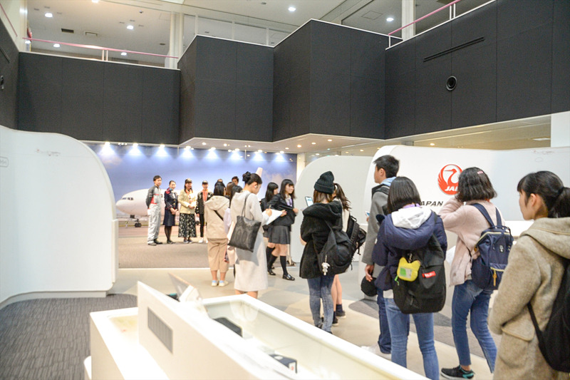 4人の講師との写真撮影会には長蛇の列ができていた