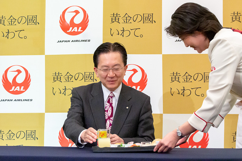 達増知事が南部福来豚を使った羽田発便上旬のメニューを試食