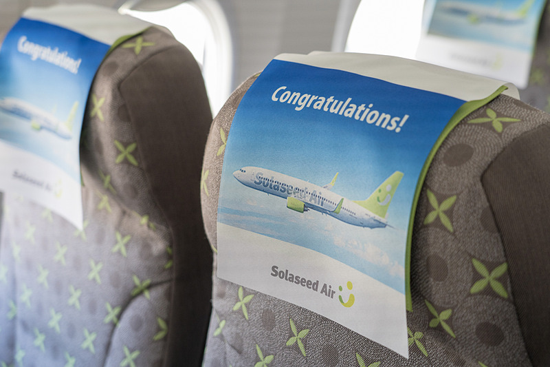 機内に入ると全座席に「Congratulations！」と書かれたヘッドレストカバー。後ろ側には「祝2019年度新入社員入社式」と書かれています