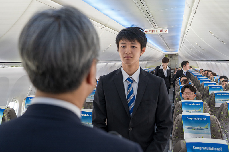 「入社おめでとうございます」と一人一人の顔を見て辞令交付する髙橋社長