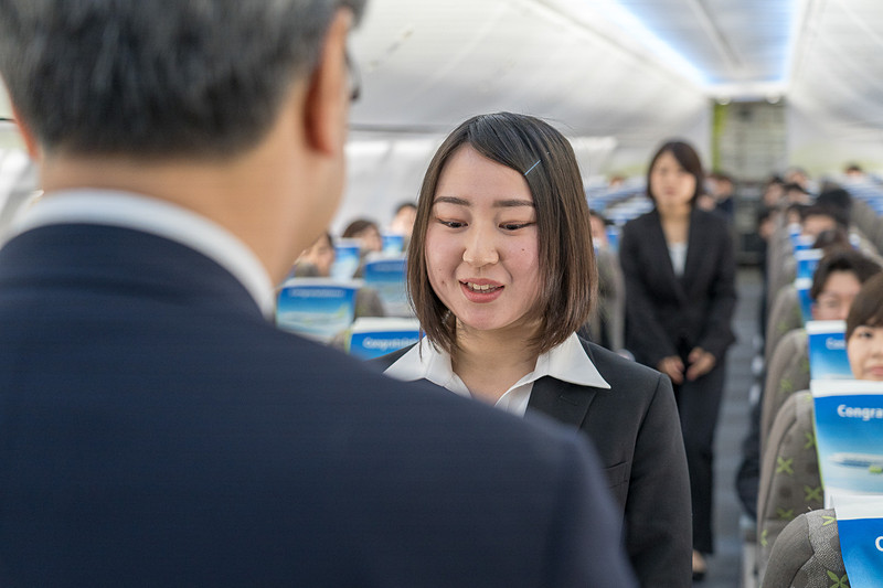 「入社おめでとうございます」と一人一人の顔を見て辞令交付する髙橋社長