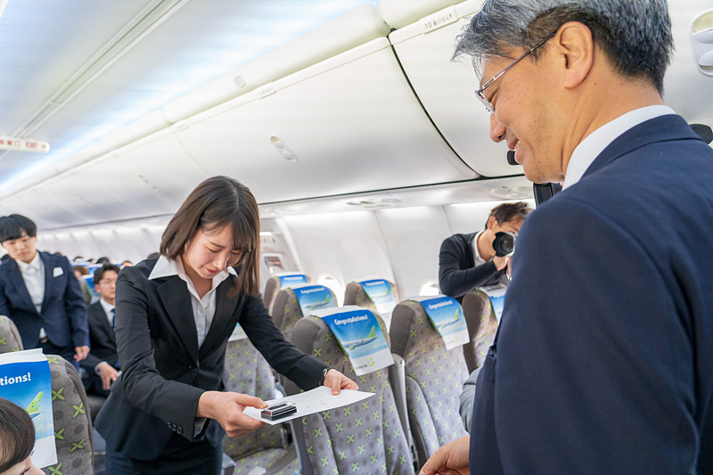 「入社おめでとうございます」と一人一人の顔を見て辞令交付する髙橋社長