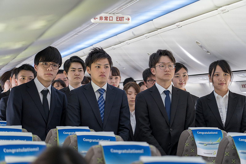 一同起立して社長のあいさつを聞きます