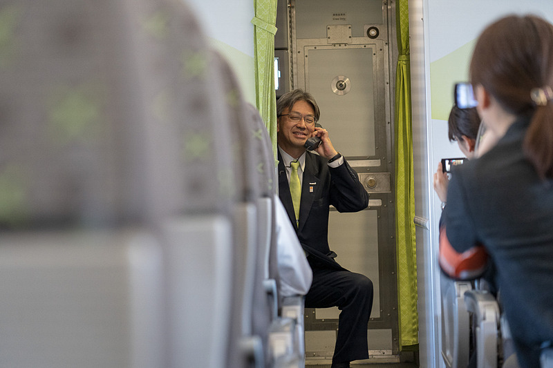 巡覧飛行中、再びマイクを持った髙橋社長