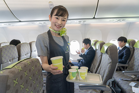 ソラシドエア 19年度入社式は初の機内開催 九州の空をめぐる巡覧飛行も トラベル Watch ソラシドエア 19年度入社式は初の機内開催 九州の空をめぐる巡覧飛行も トラベル Watch