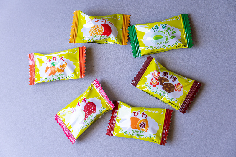 提供されたキャンディ。マンゴーやライチ、びわなど就航地の名産味の6種類があります