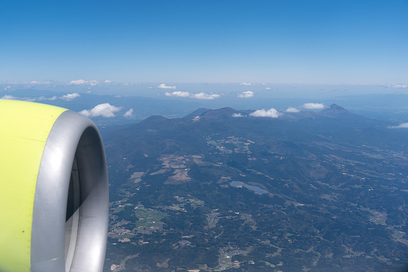 いよいよ鹿児島上空に。霧島連山や鹿児島空港の上空を飛行