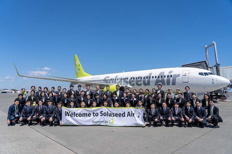 ランプで機長、副機長、CA（客室乗務員）とともに記念撮影