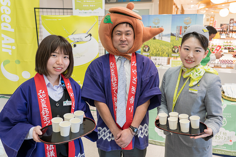 JA高千穂地区とJA宮崎経済連の担当者、そしてソラシドエアのCA（客室乗務員）が試飲会を盛り上げていました
