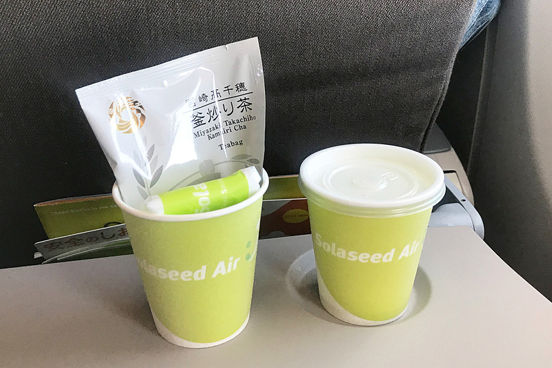 さっそく帰りの機内で頼んでみました。このようにティーバッグが別々に提供されます