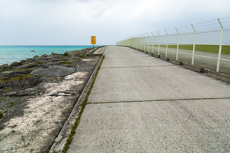先端までは道路を歩いていく