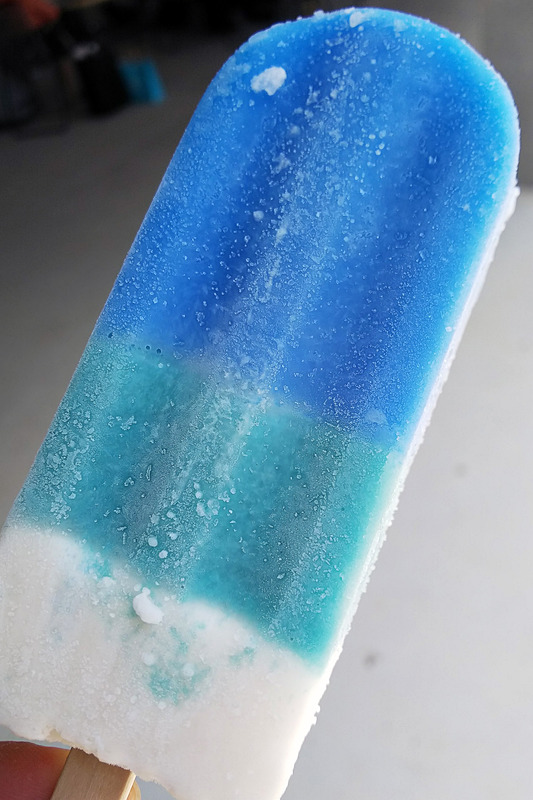 空港内で販売されているアイスキャンディ「RW17END」（500円）そのまま