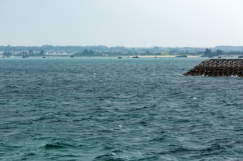 遠くに佐和田の浜が見える