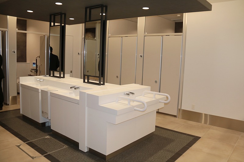 こちらは女性用トイレ。“機能分散”により、スペースの広い多機能トイレの使用頻度を下げるためのプランニングがされている