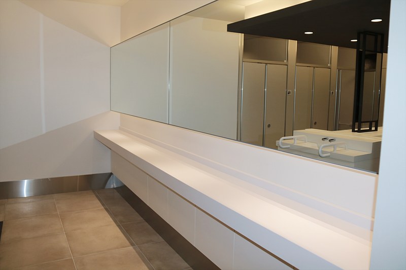 こちらは女性用トイレ。“機能分散”により、スペースの広い多機能トイレの使用頻度を下げるためのプランニングがされている