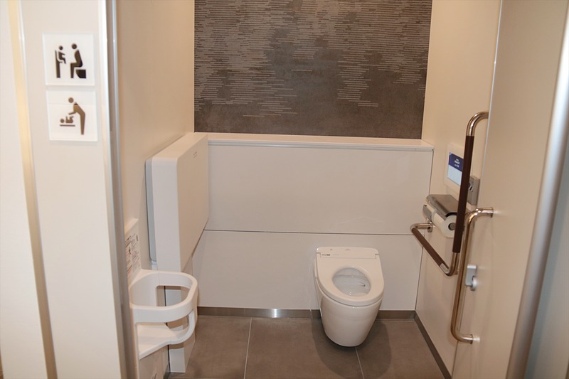 こちらは男性用トイレ。個室の便器は女性用と変わりないが、女性用トイレに比べて鏡が設置されたスペースは少ない