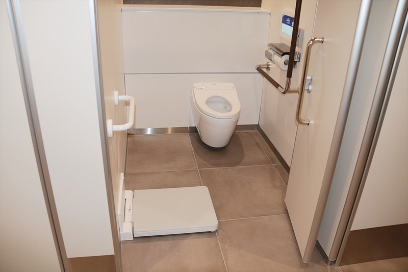 こちらは男性用トイレ。個室の便器は女性用と変わりないが、女性用トイレに比べて鏡が設置されたスペースは少ない