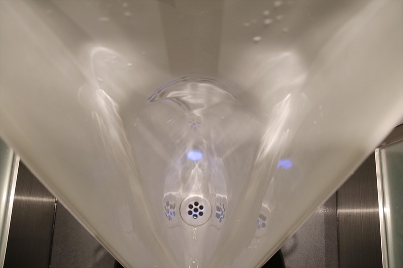 こちらは男性用小便器。隣との間の曇りガラスも大きめ。近寄ると、こぼさないようにターゲットを青色で表示する便器や、消臭効果の高い床材を使用