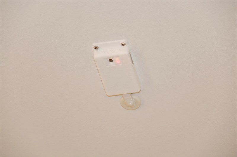 天井に設置されているのが行列状態を検知するセンサーユニット。女性は4段階、男性は3段階表示に設定されているとのこと