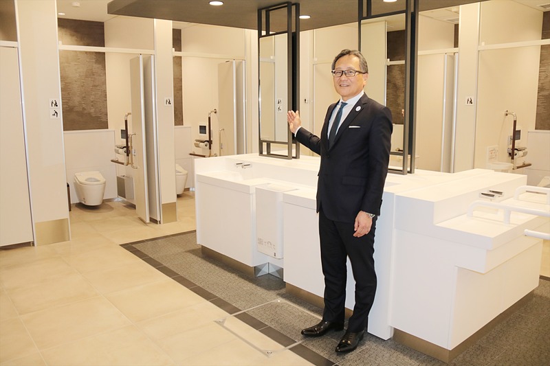 「パブリックトイレの充実で、訪日客の皆さんが自国に戻られてもウォシュレットを使っていただけるようになりたい」と語る森村副社長