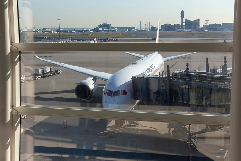 出発を待つ、羽田発、広州行きのJL87便。使用機材はボーイング 787-8型機