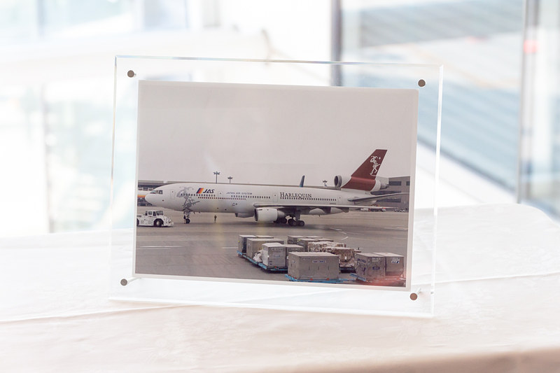 就航当時の様子や使用していた機体の写真も展示されていた。写真の年表には記載されていないが、羽田～広州線が開設されたのは2015年10月25日