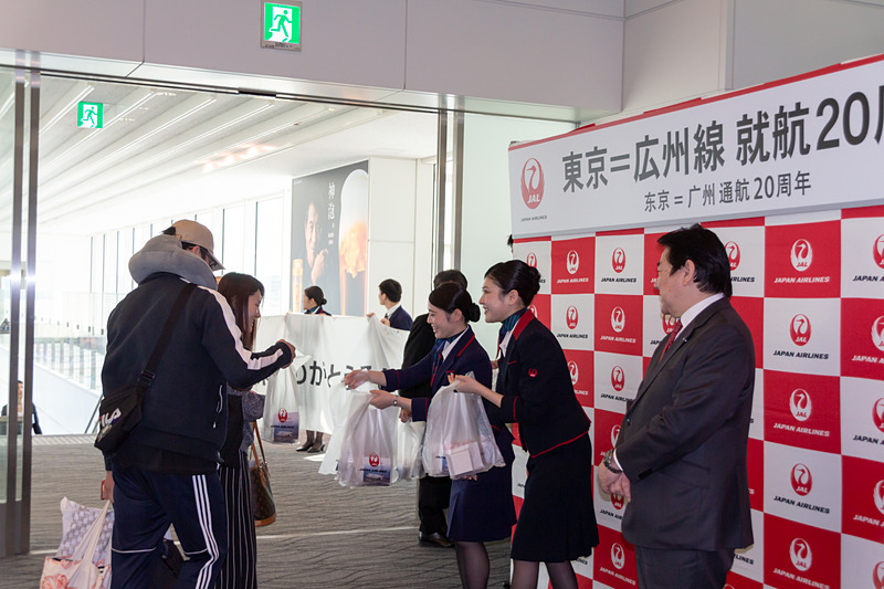 乗客にはポストカードやボールペン、メモ帳などが入った記念品が手渡され、植木会長も並んで乗客を見送った