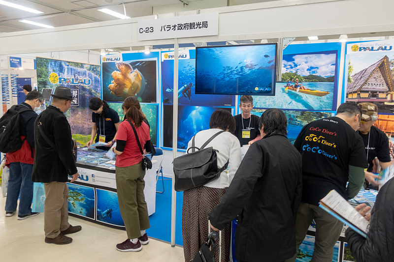 オプショナルツアーやクルーズツアーのパンフレットを豊富に用意している