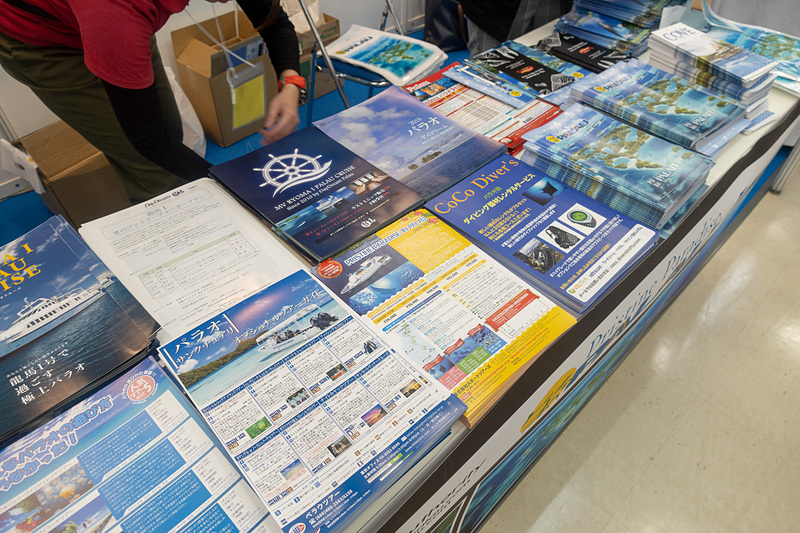 オプショナルツアーやクルーズツアーのパンフレットを豊富に用意している
