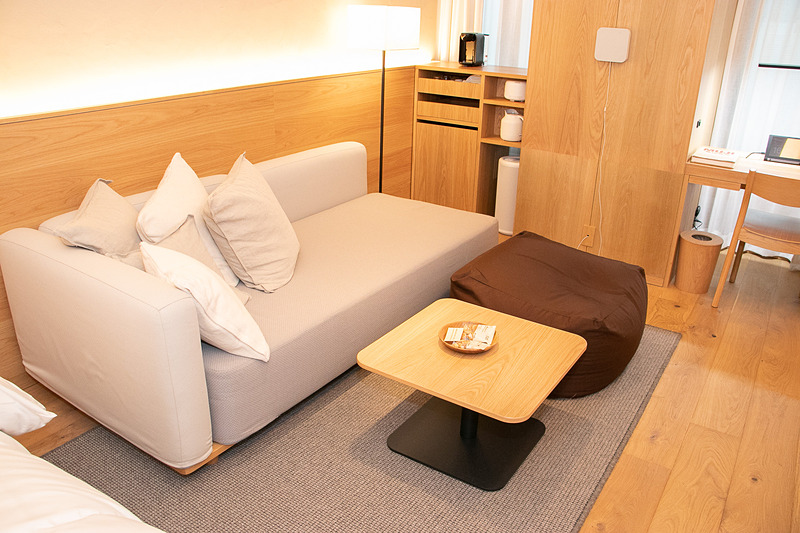 ソファをエキストラベッドにすることで最大3名まで宿泊できる