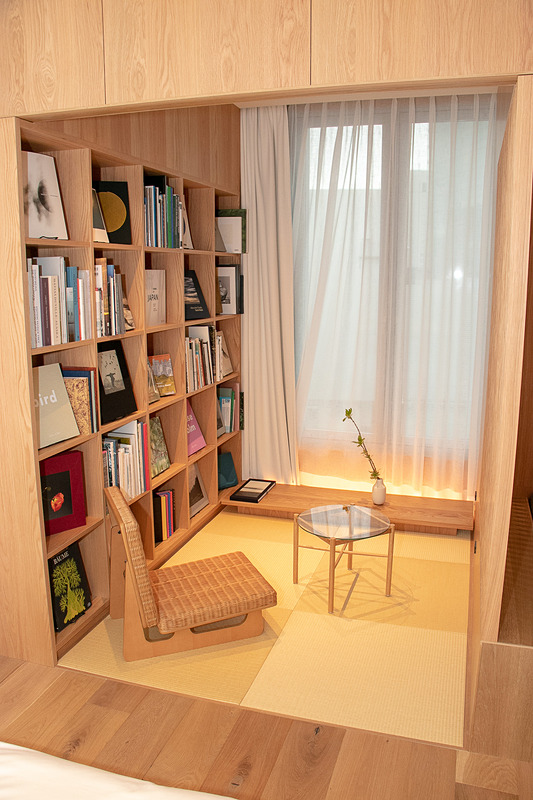 奥にある読書スペースは畳敷き