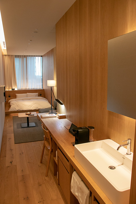 客室のドアから奥のベッドまで細長いつくり。廊下に沿ってクローゼット、洗面台、デスクが並んでいる