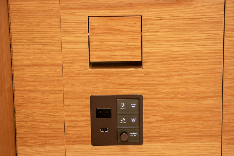 枕元には照明のスイッチ類、コンセント、充電用のUSBポート